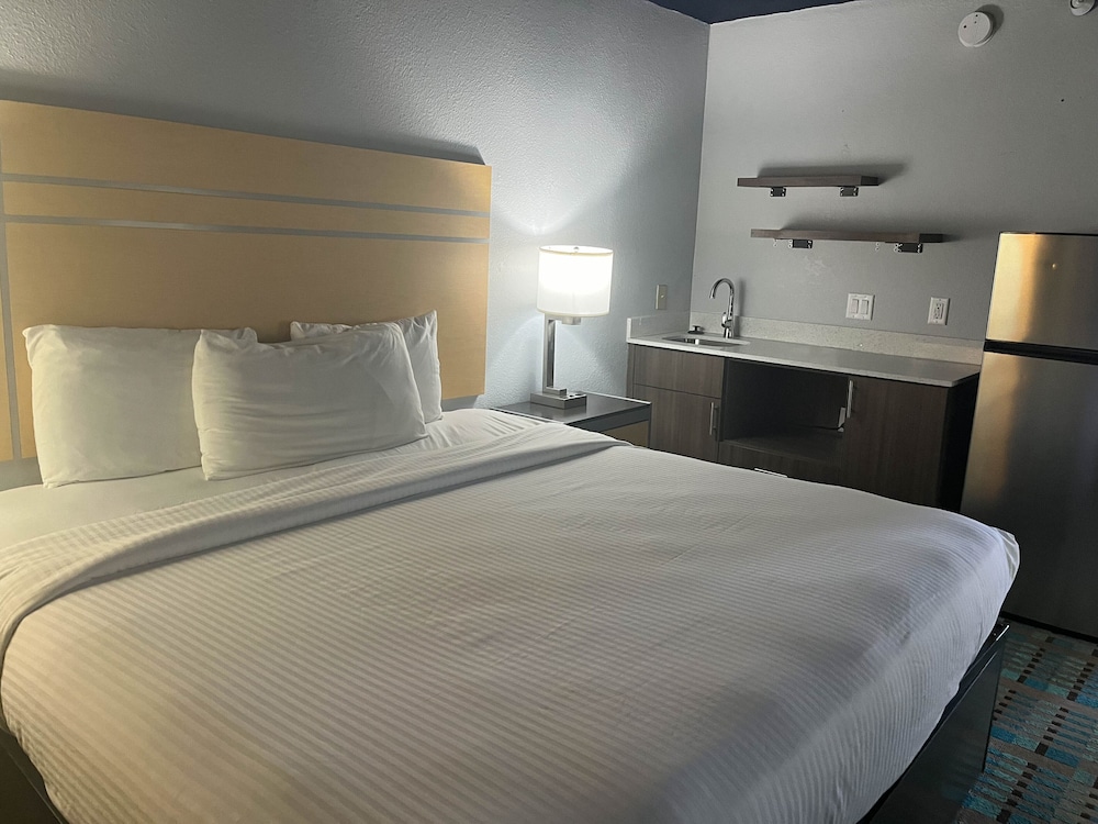 1 King Bed Suite, Non-Smoking, Kitchen