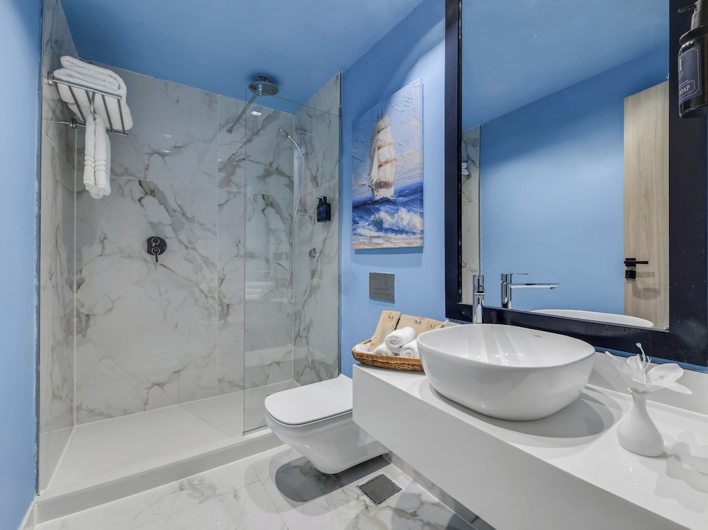 1 Bedroom, Signature, Suite, Queen Bed, M Hotels at Porto Marina 2/2