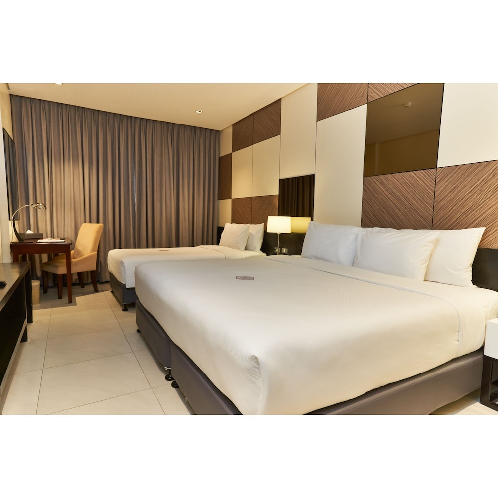 Summit Hotel Tacloban 12/63
