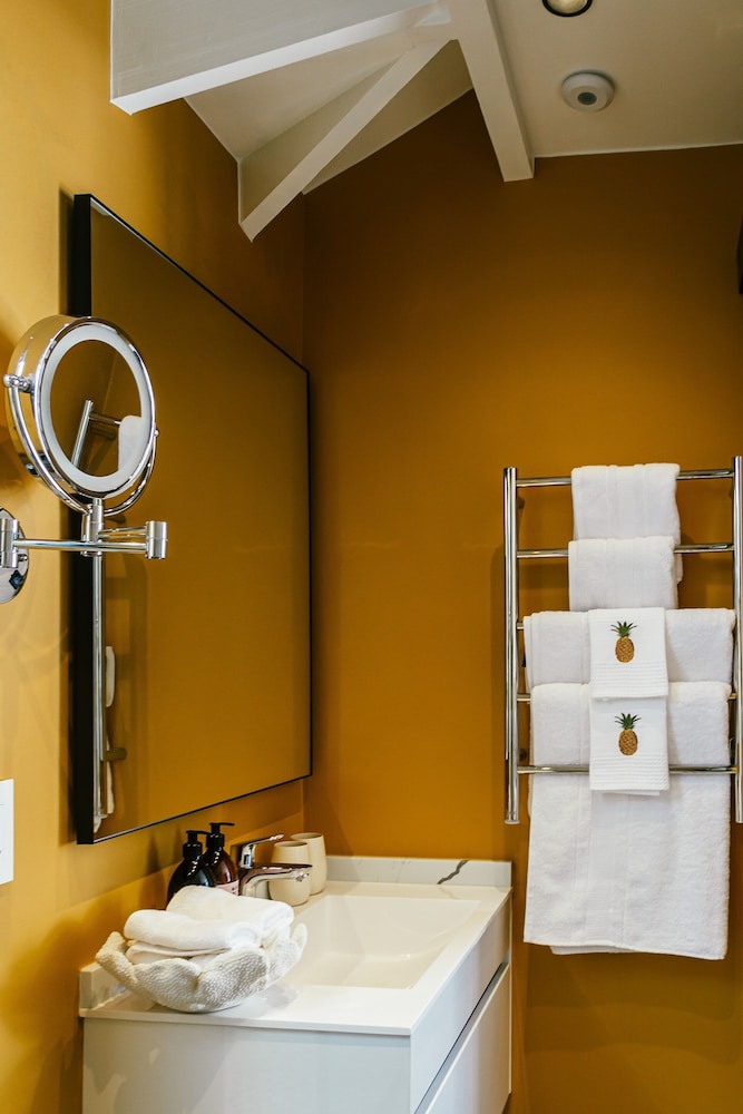 Pineapple House Boutique Hotel 49/50