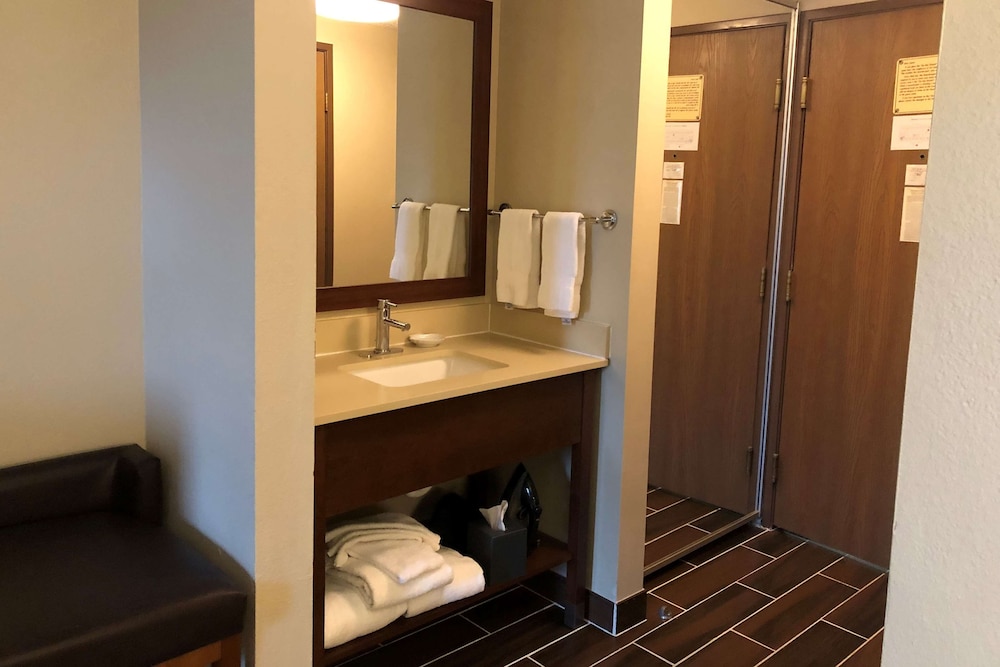 Wingate by Wyndham Grove City 15/32