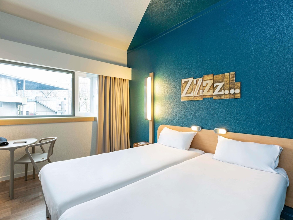 ROOM, TWIN BEDS
