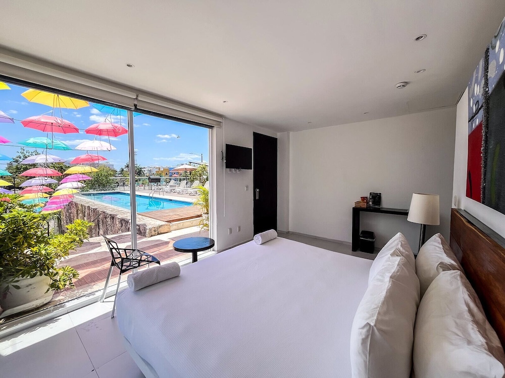 DELUXE, STUDIO, SUITE, KING BED, POOL VIEW