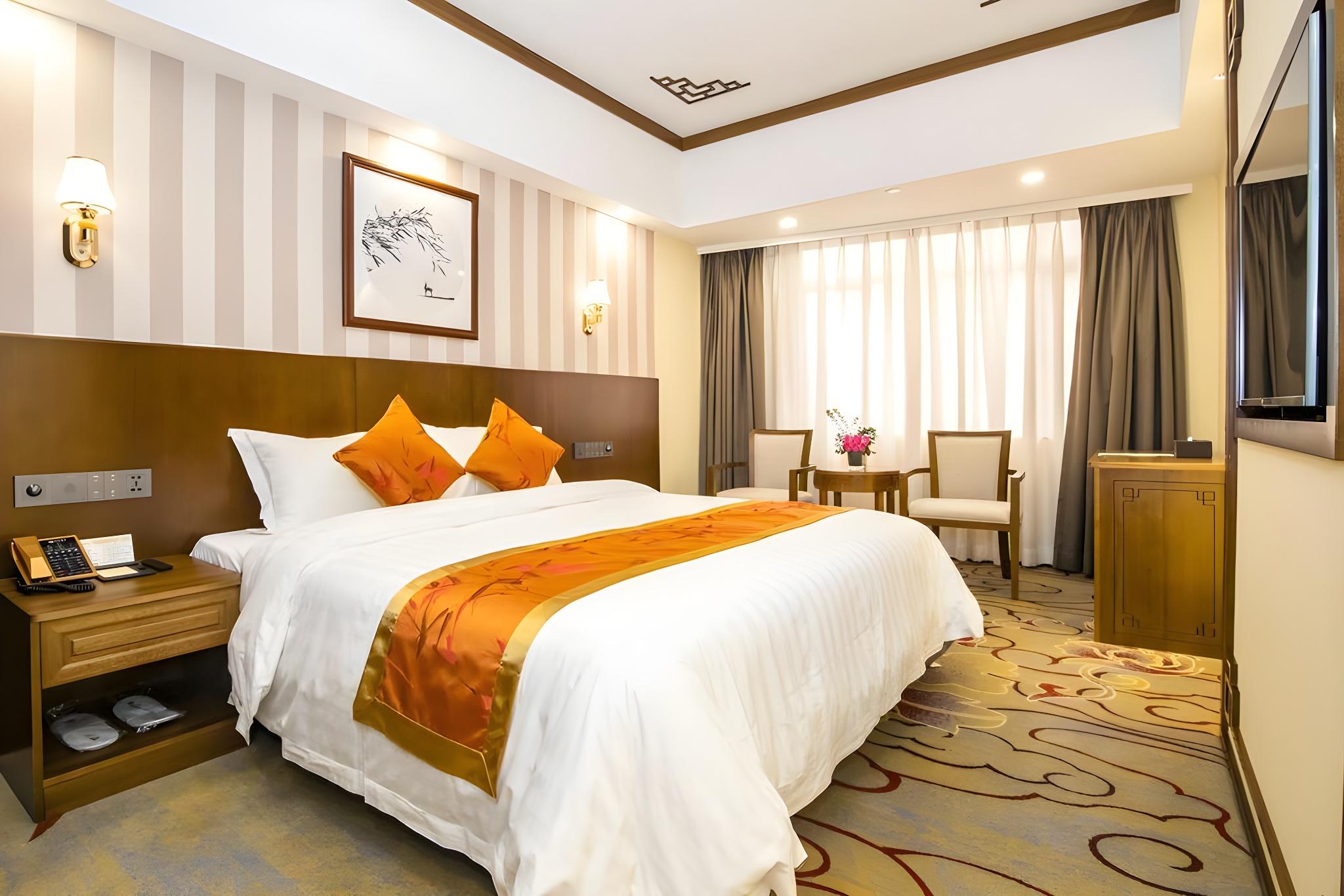 Elegant, Queen Bed