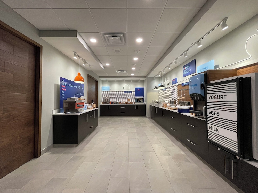 Holiday Inn Express & Suites Ft. Smith Airport, an IHG Hotel 16/75