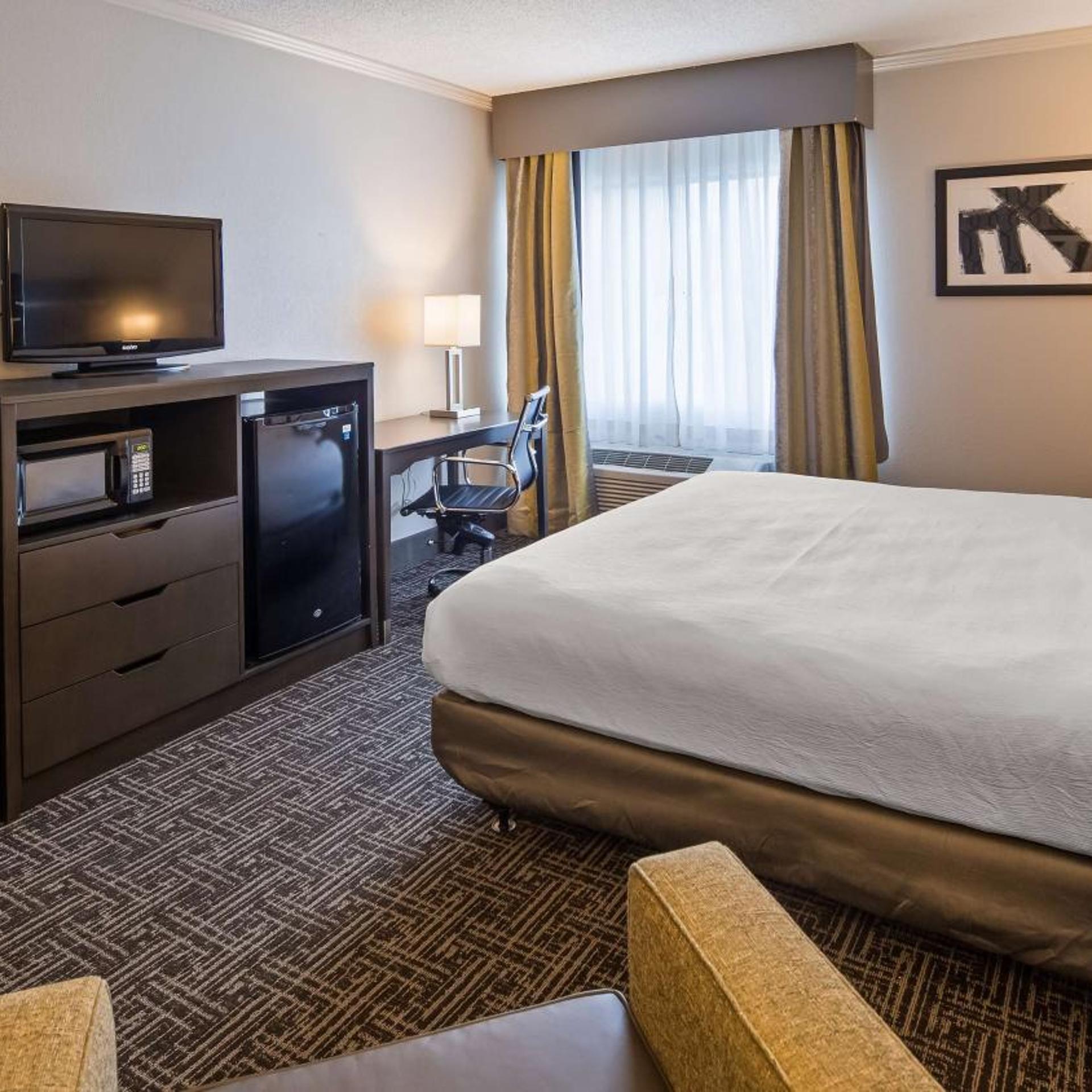 غرفة بسرير كينج بحوض استحمام لذوي الإعاقة، Best Western Plus Morristown Conference Center 4/6