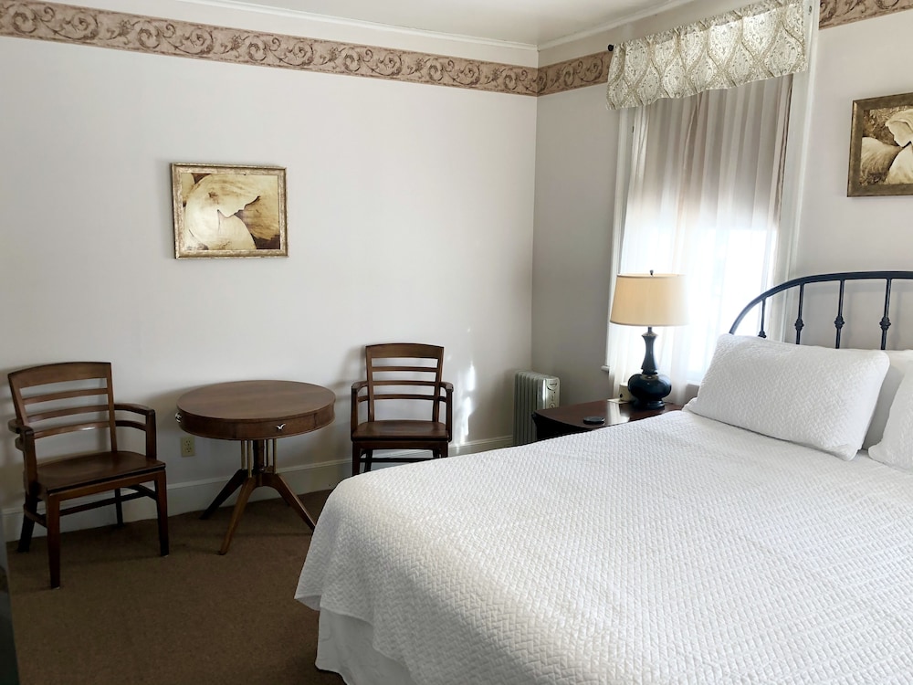 Rogues Harbor Inn 22/50
