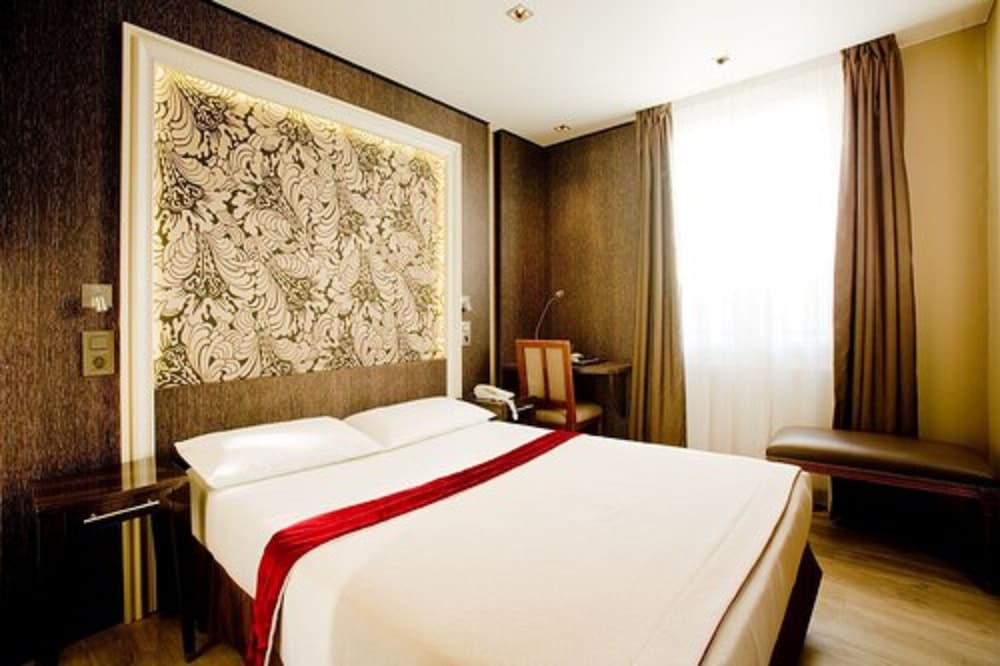 ROOM, TWIN BEDS