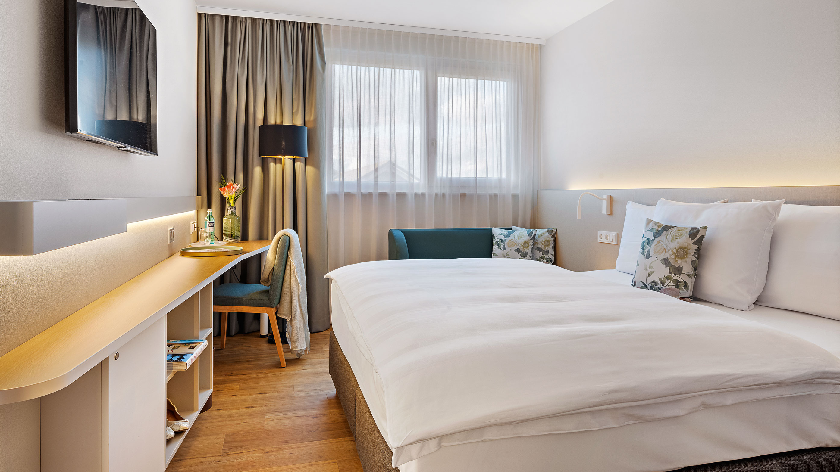 ROOM, DOUBLE BED