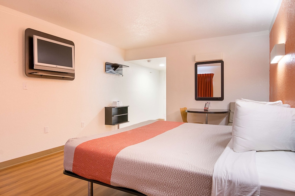 Motel6 Tampa, FL - Fairgrounds 24/51