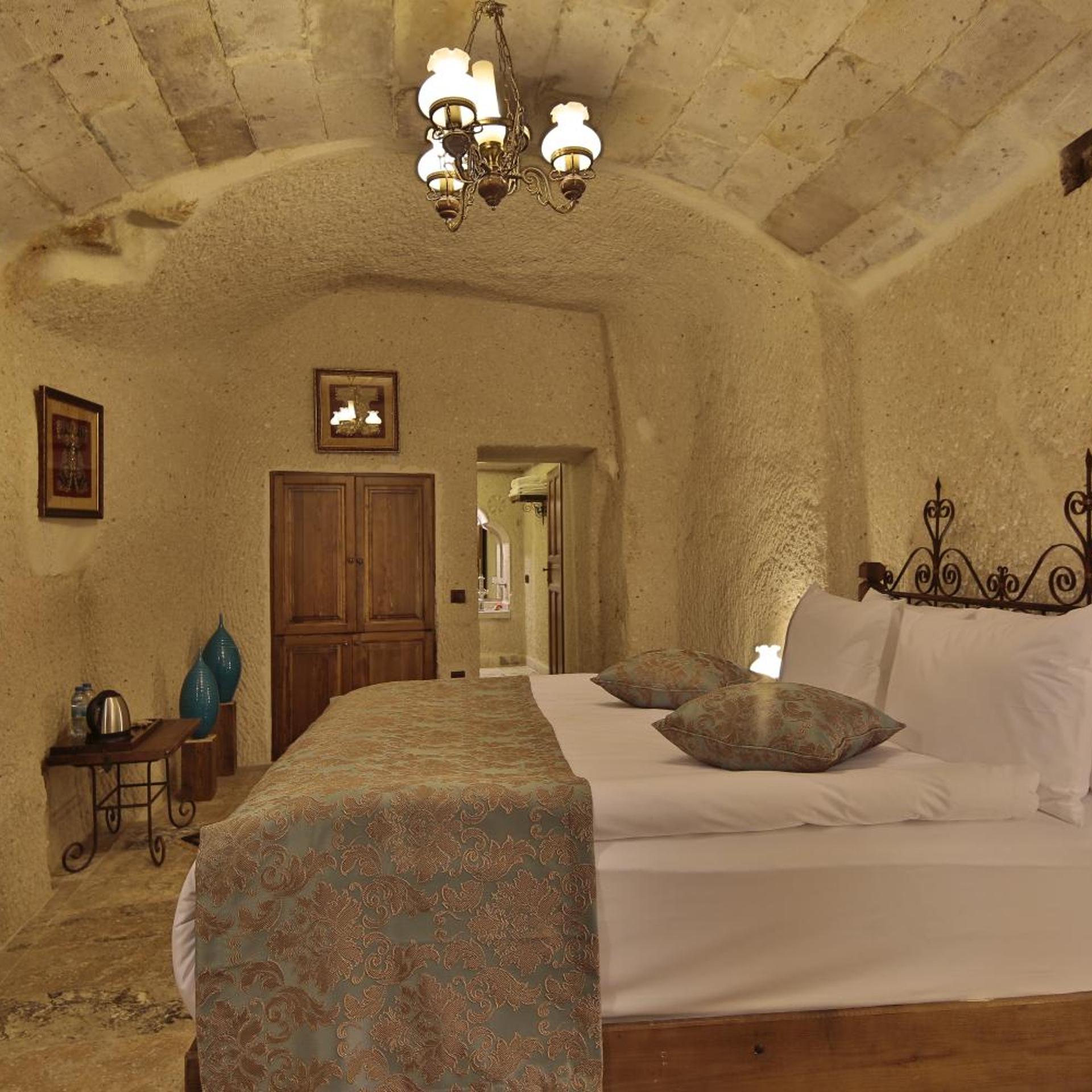 Cave, Deluxe, Double Bed, Bathtub