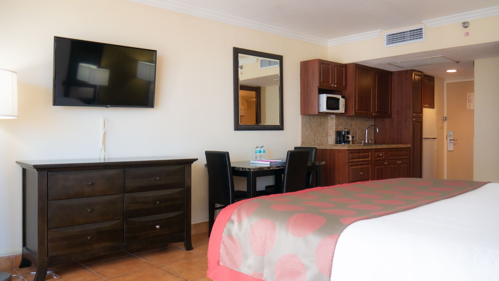 ROOM, KING BED