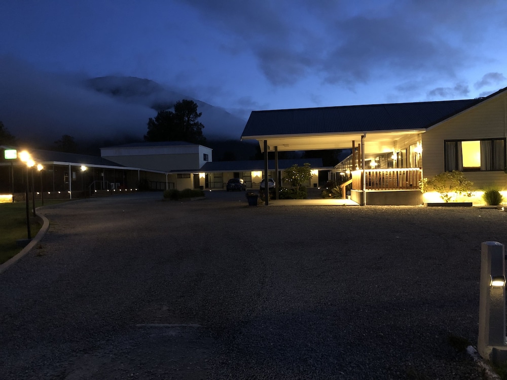 High Peaks Hotel 4/63
