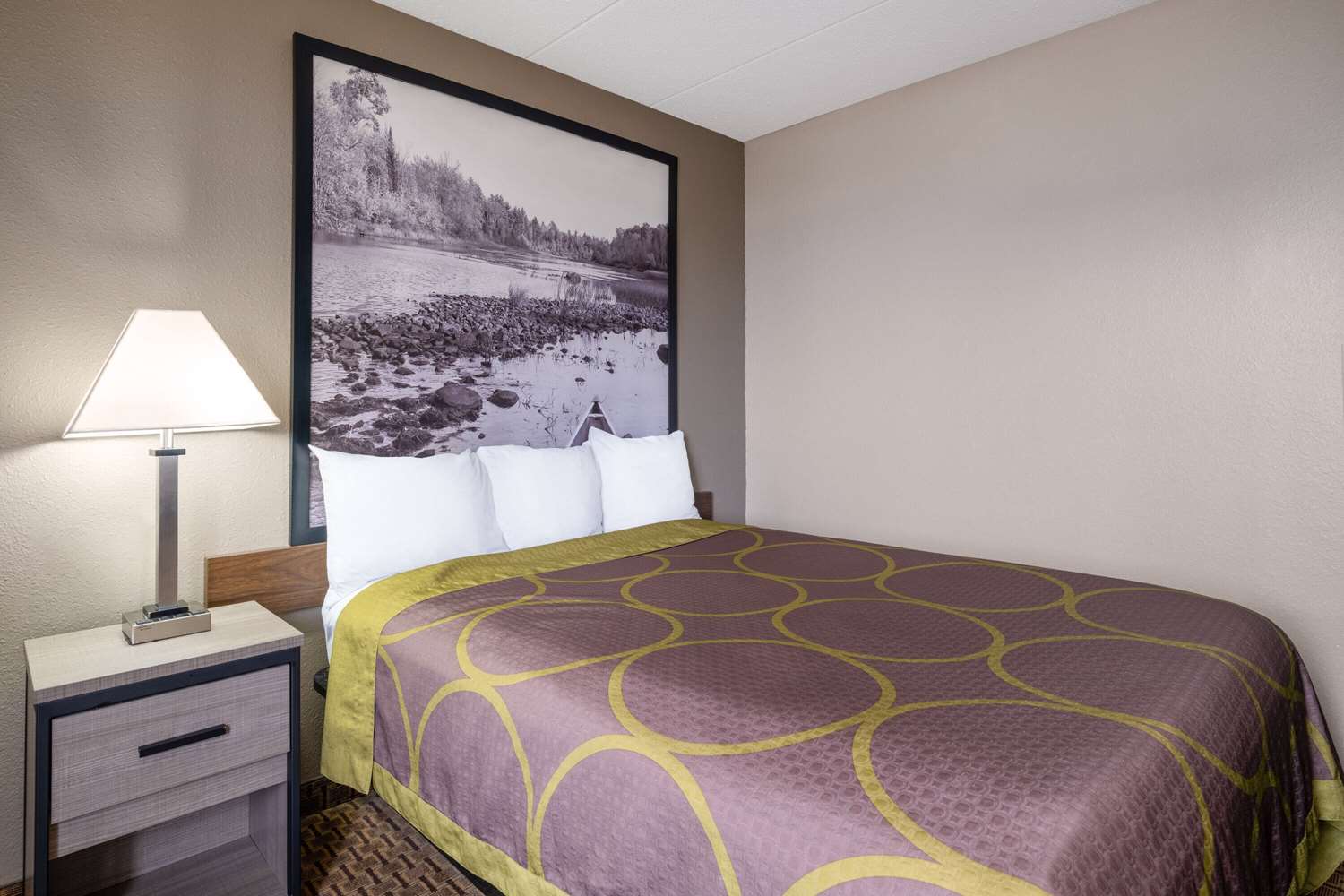 Super 8 by Wyndham Owatonna 8/16