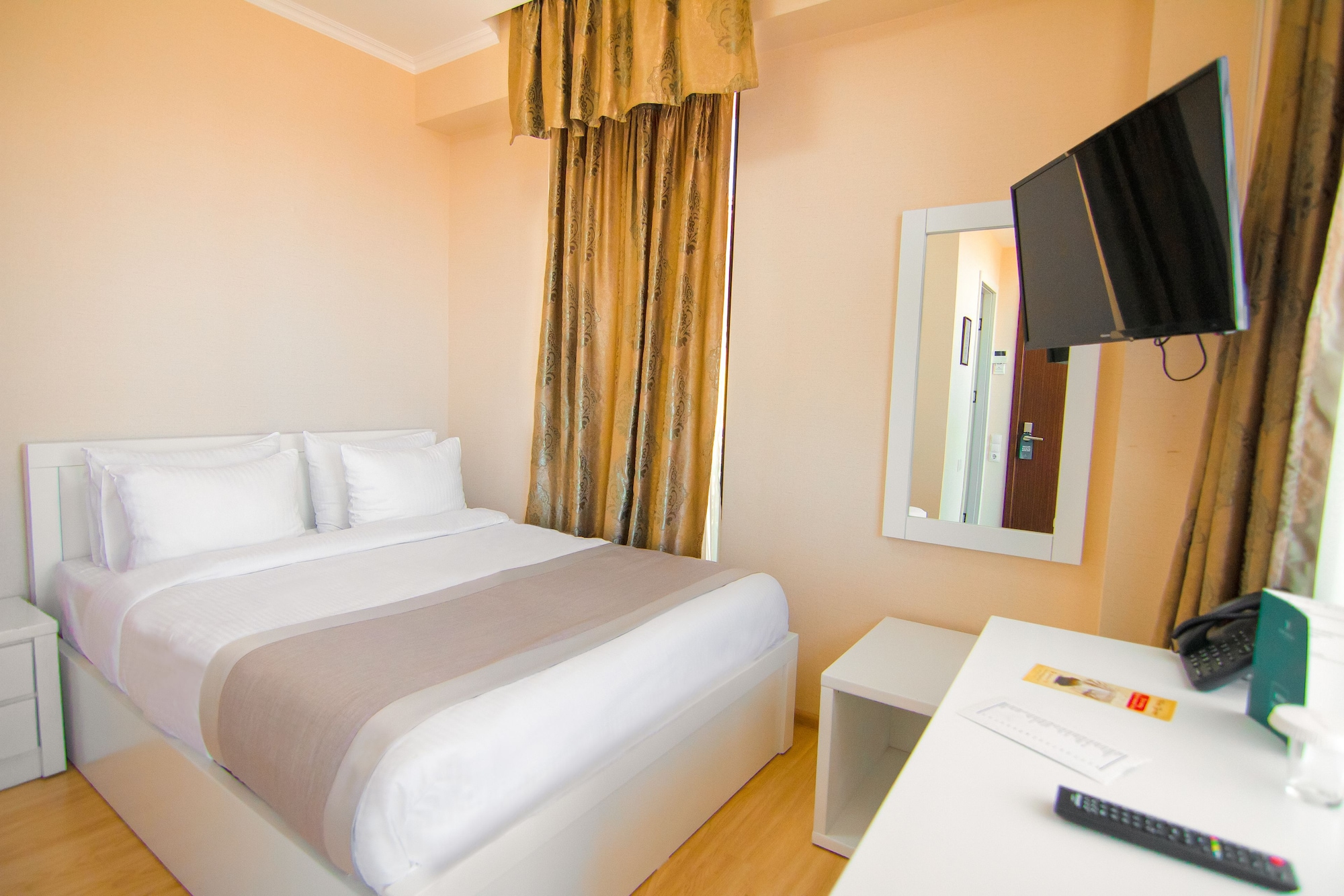 ROOM, SINGLE