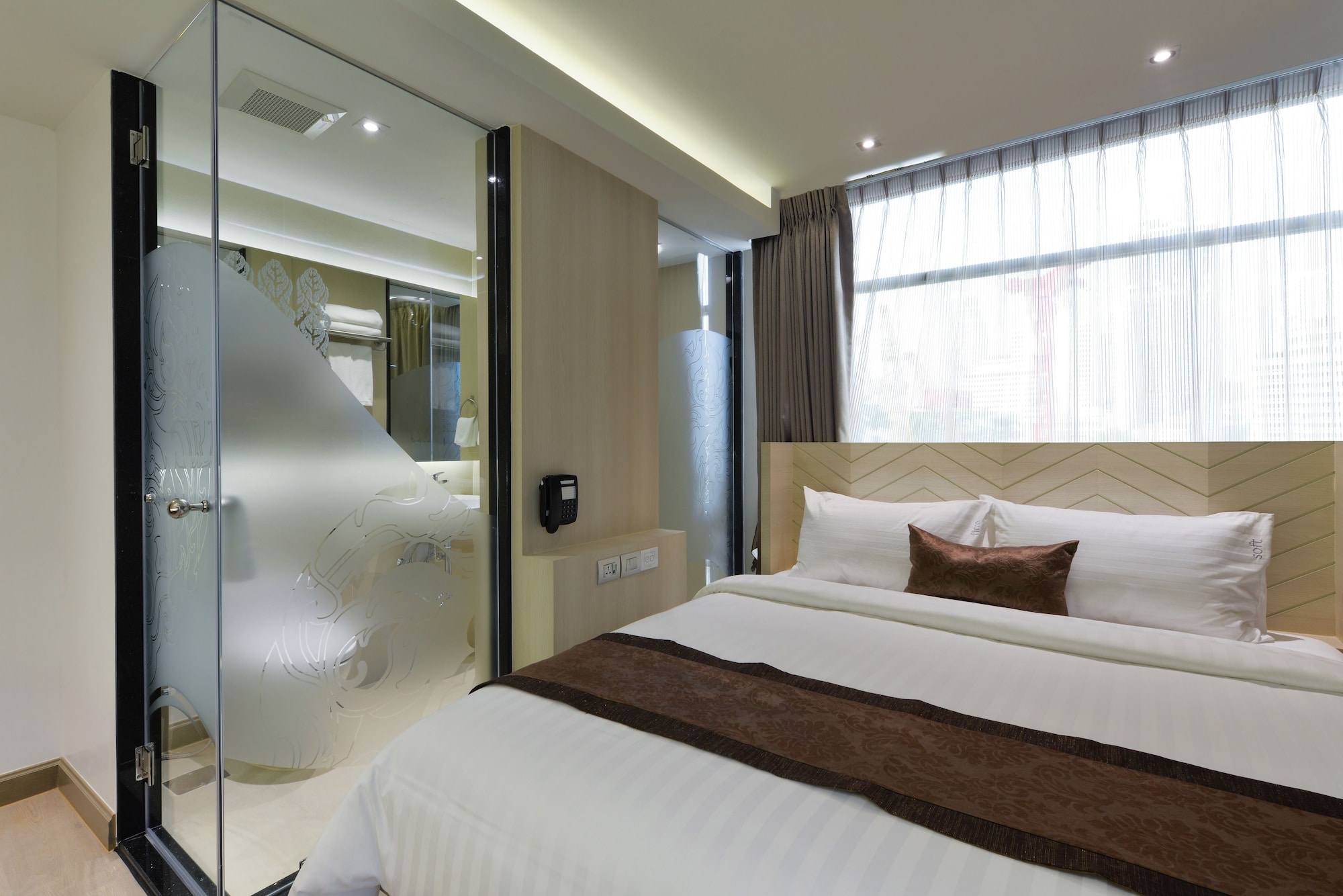 GRAND, KING BED, CITY VIEW
