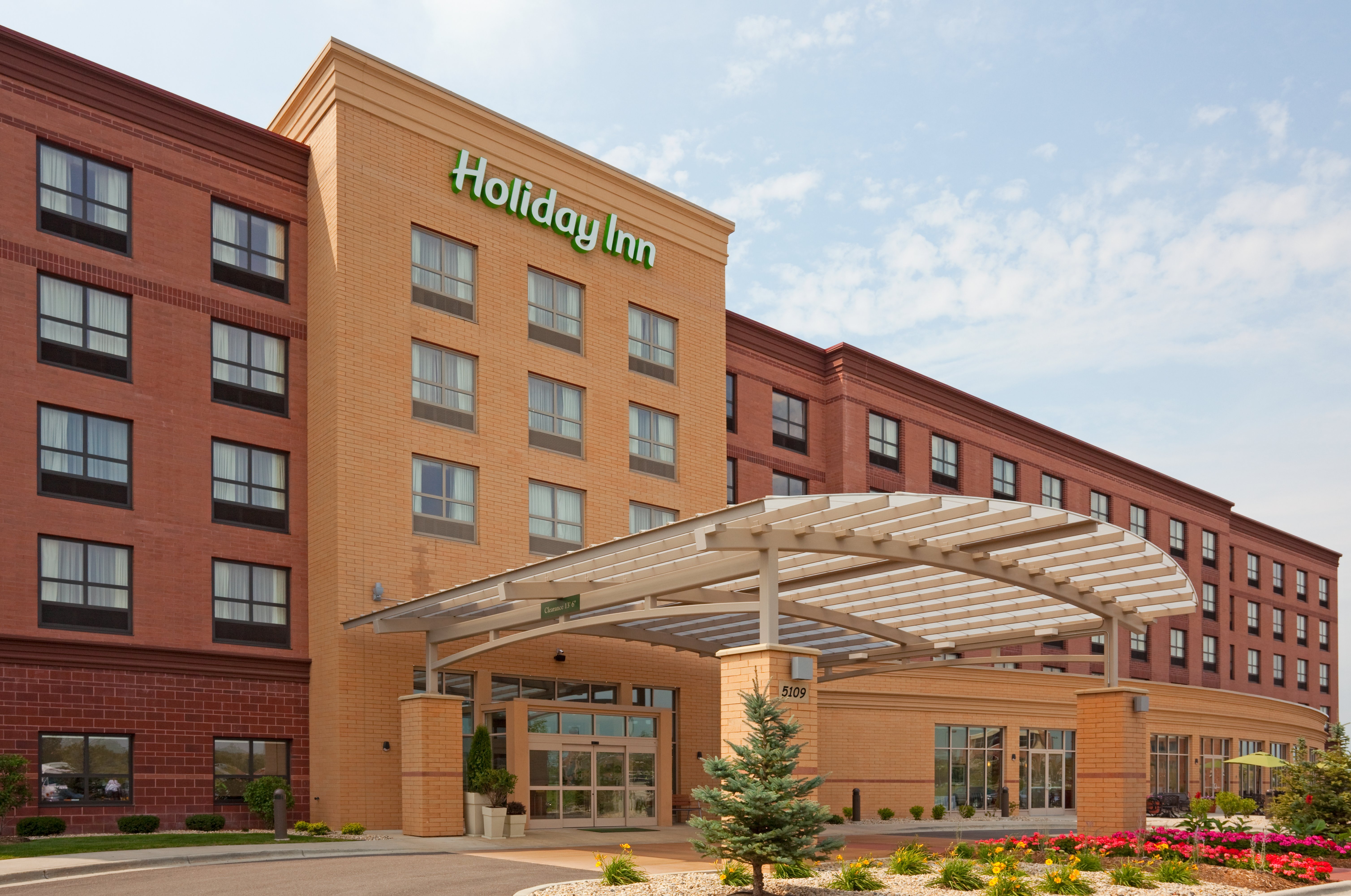 Holiday Inn Madison At The American Center 4/76