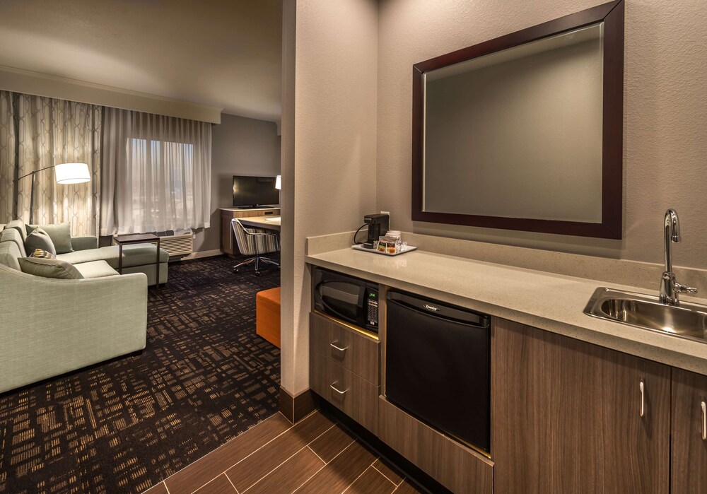 Hampton Inn And Suites Reno West 8/23