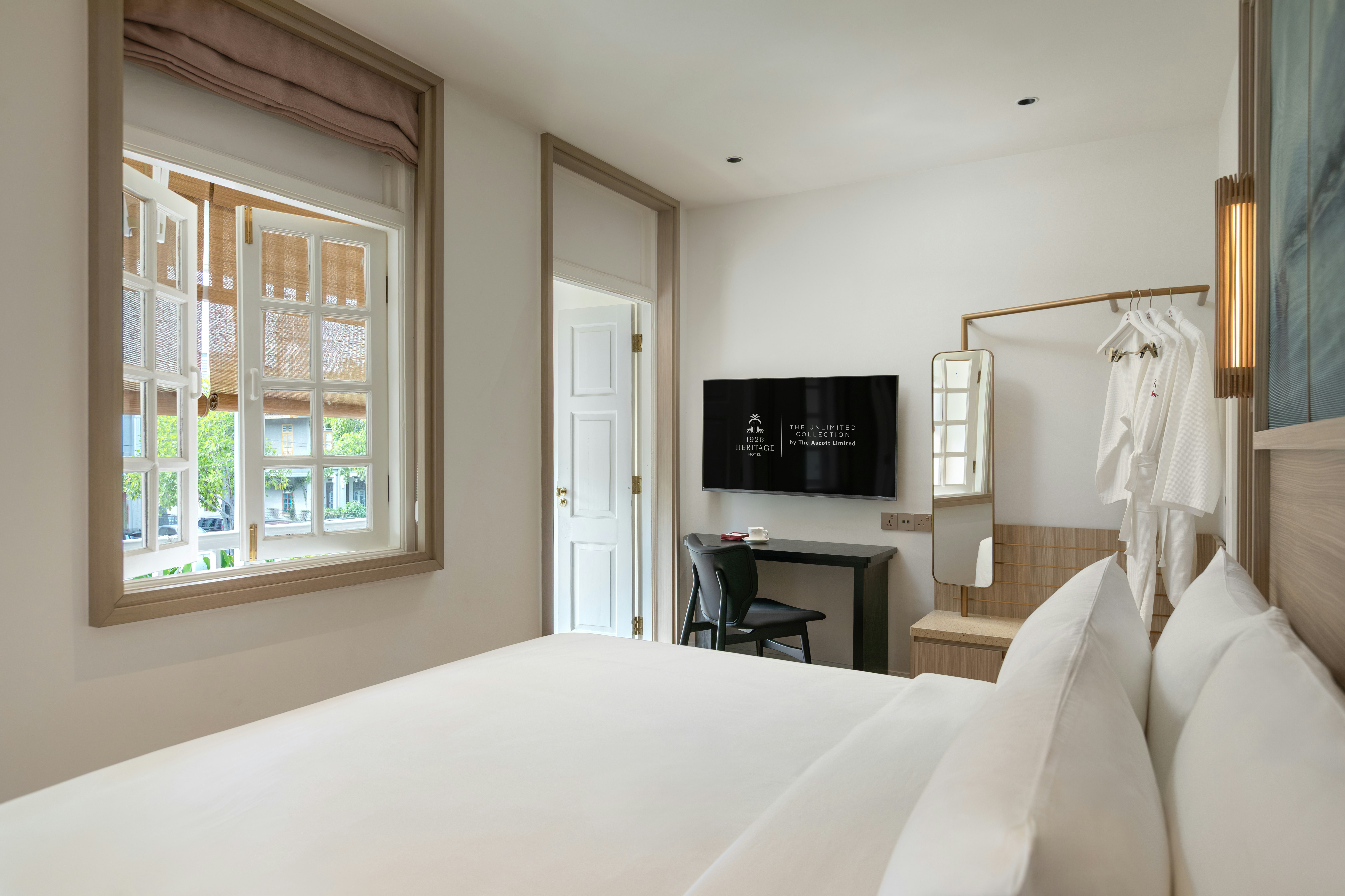 Colonial, King Bed