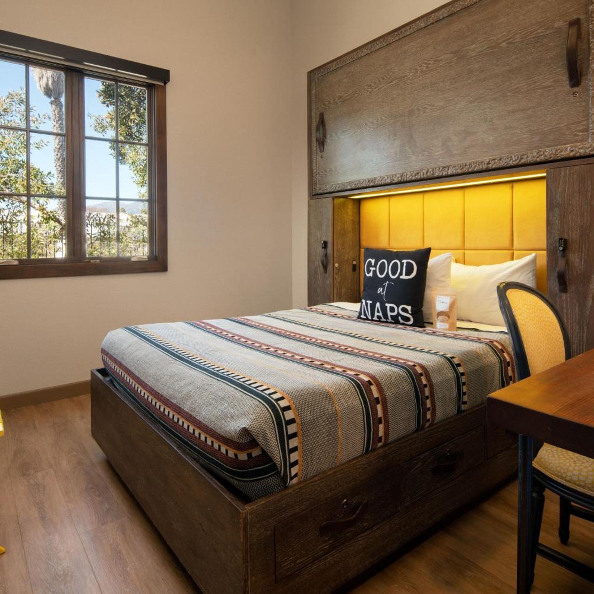 Pool, Guest Room, Petite, Queen Bed, Pool Side