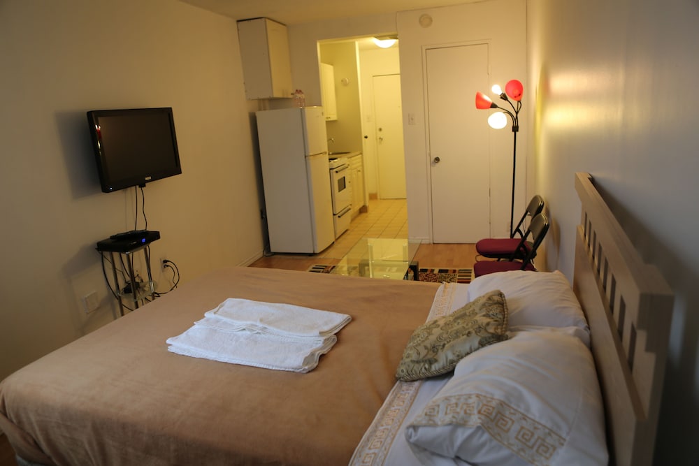 Toronto Furnished Living 8/52