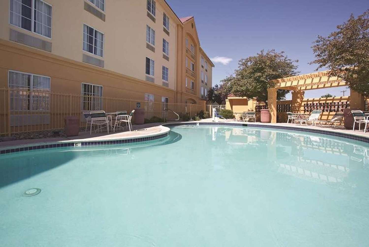 La Quinta Inn Suites Pueblo 8/48