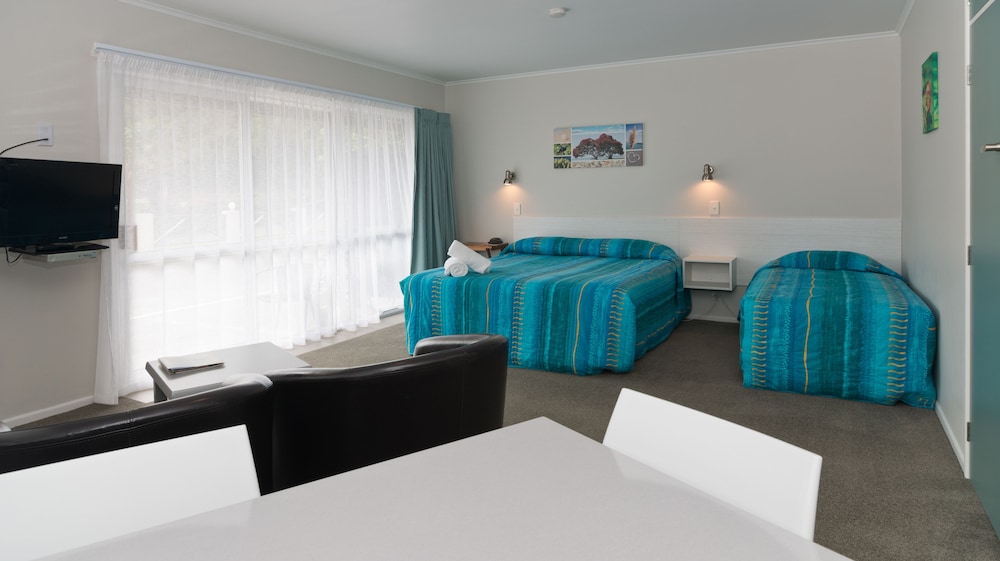 Averill Court Motel 4/63