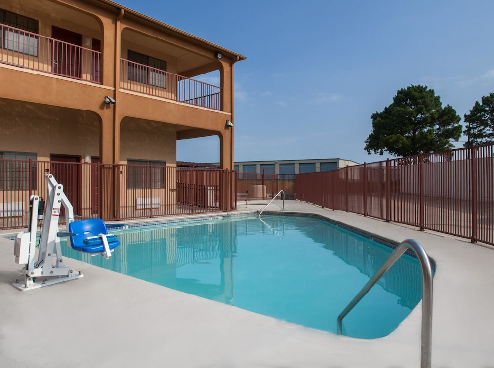 Super 8 by Wyndham Bastrop TX 1/17