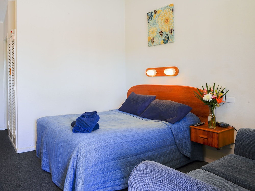 REST POINT MOTOR INN 27/58
