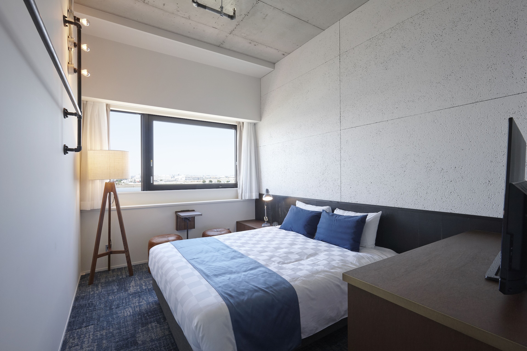 Superior, Queen Bed, Airport Side