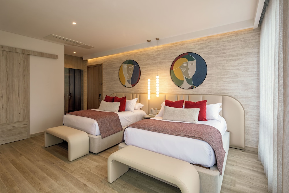 LUXURY, 2 DOUBLE BEDS