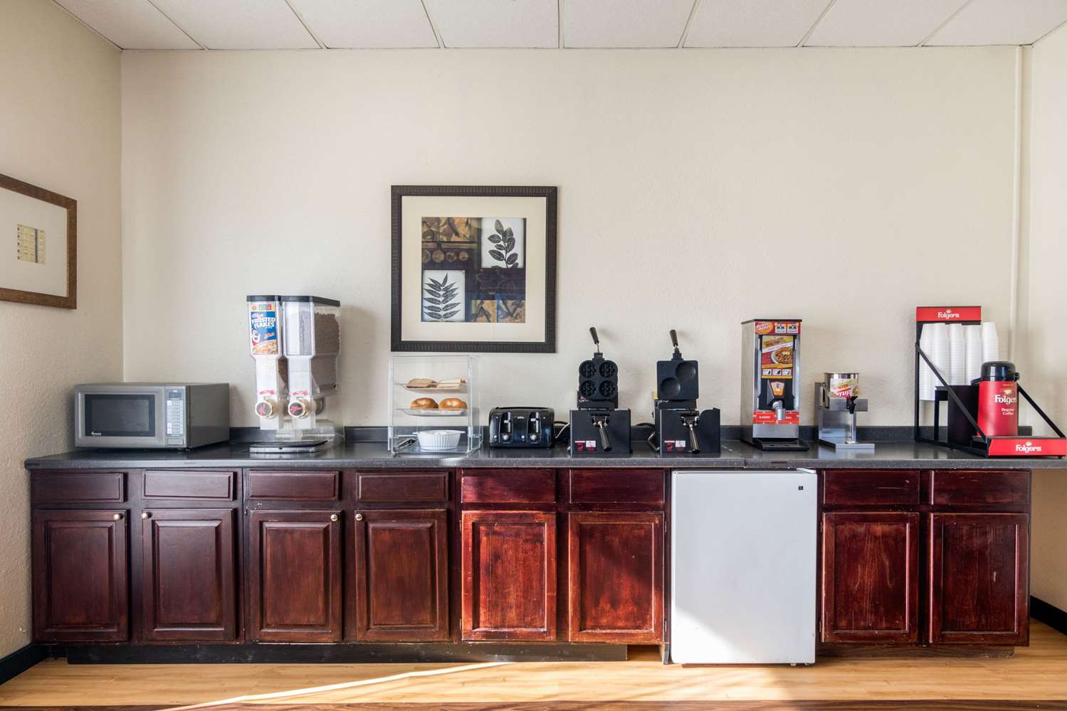 Econo Lodge Inn & Suites Conference Center 8/44