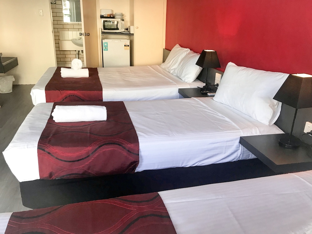 TROPICAL GATEWAY MOTOR INN 24/62