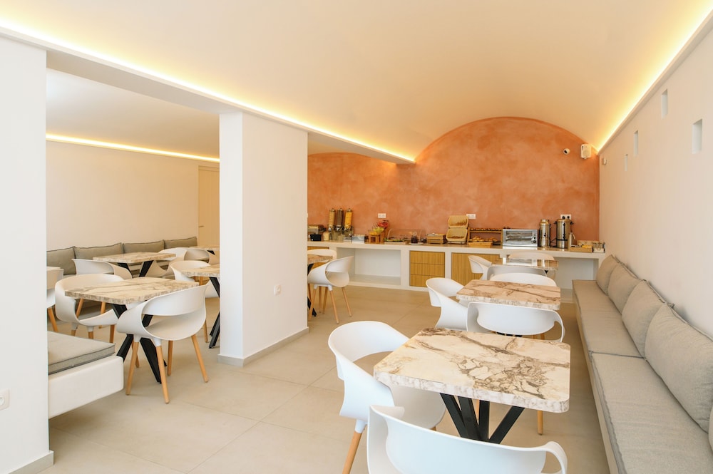 Yperia Hotel 45/59