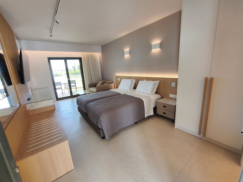 SUPERIOR, GARDEN VIEW, TOP FLOOR