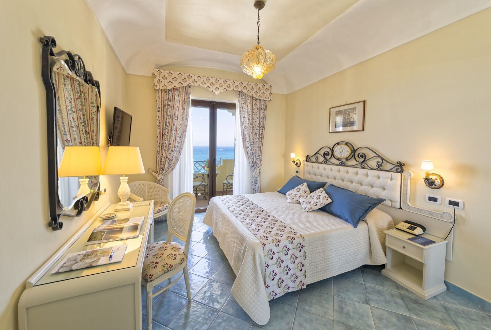 غرفة قياسية بسرير مزدوج بإطلالة على البحر، Hotel Tritone Resort And Spa 2/3