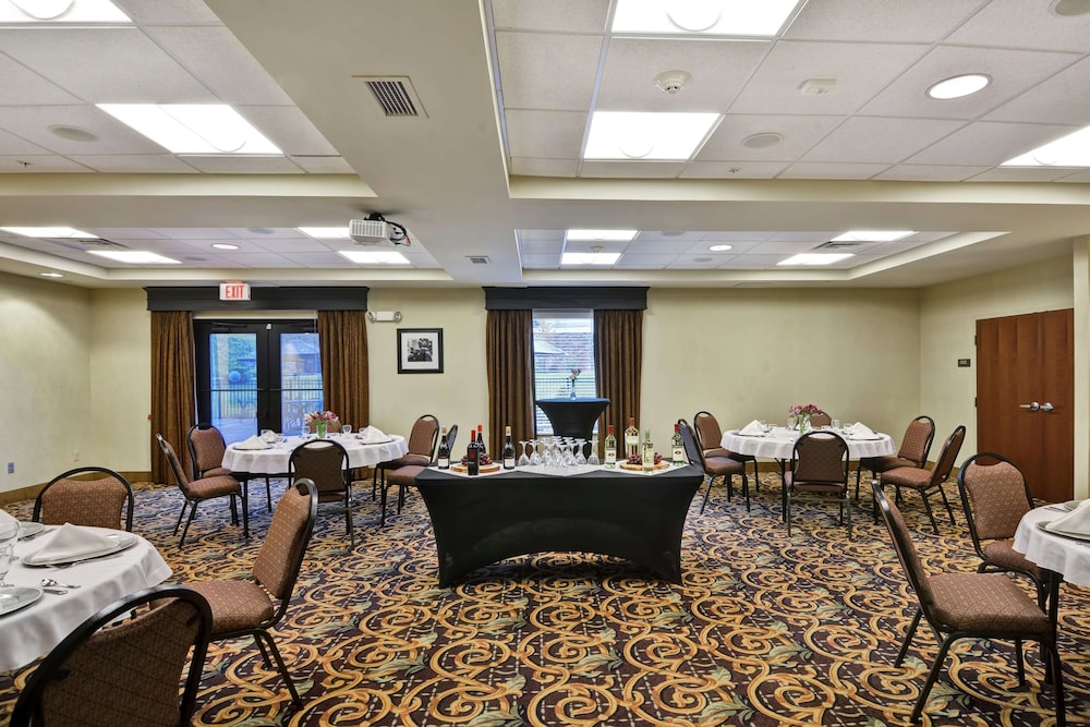 Hampton Inn and Suites New Hartford 57/64