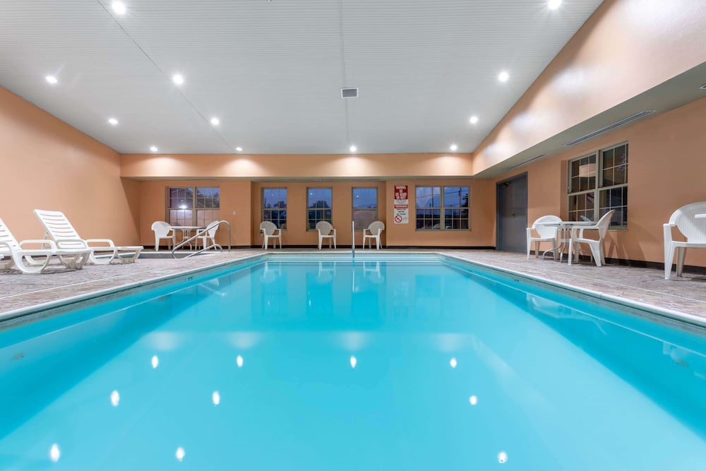 Ramada By Wyndham Sellersburg/Louisville North 26/69