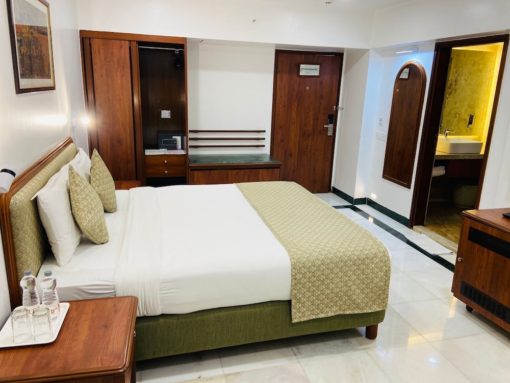 CLUB, DOUBLE OR TWIN BED