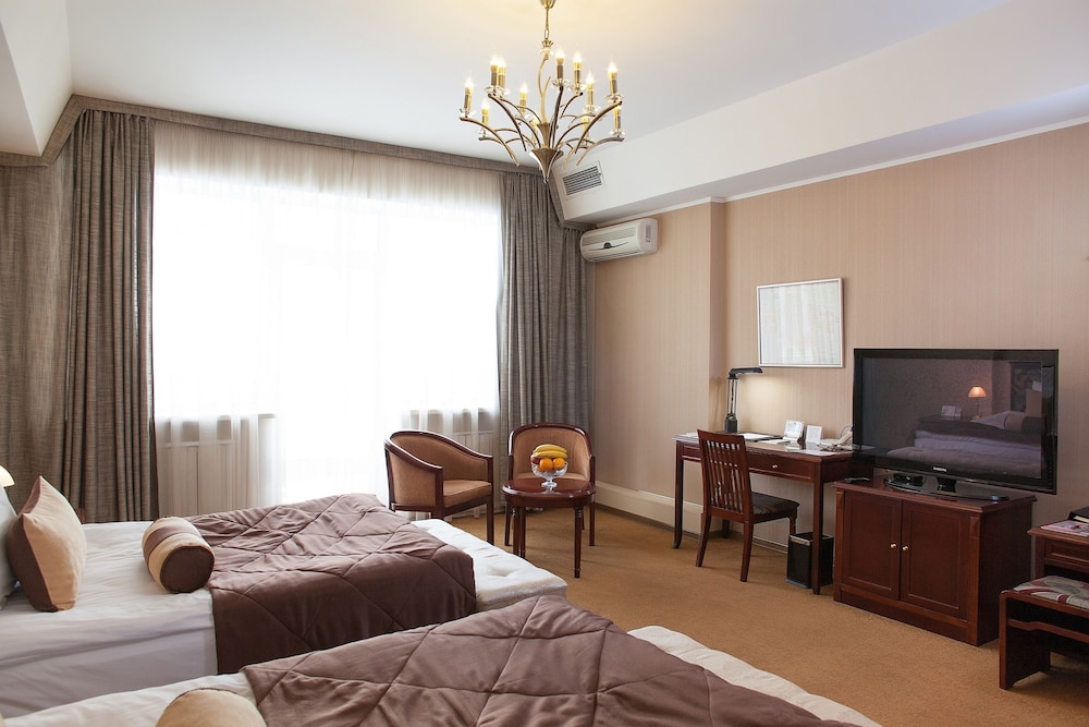 Golden Dragon Hotel 52/75