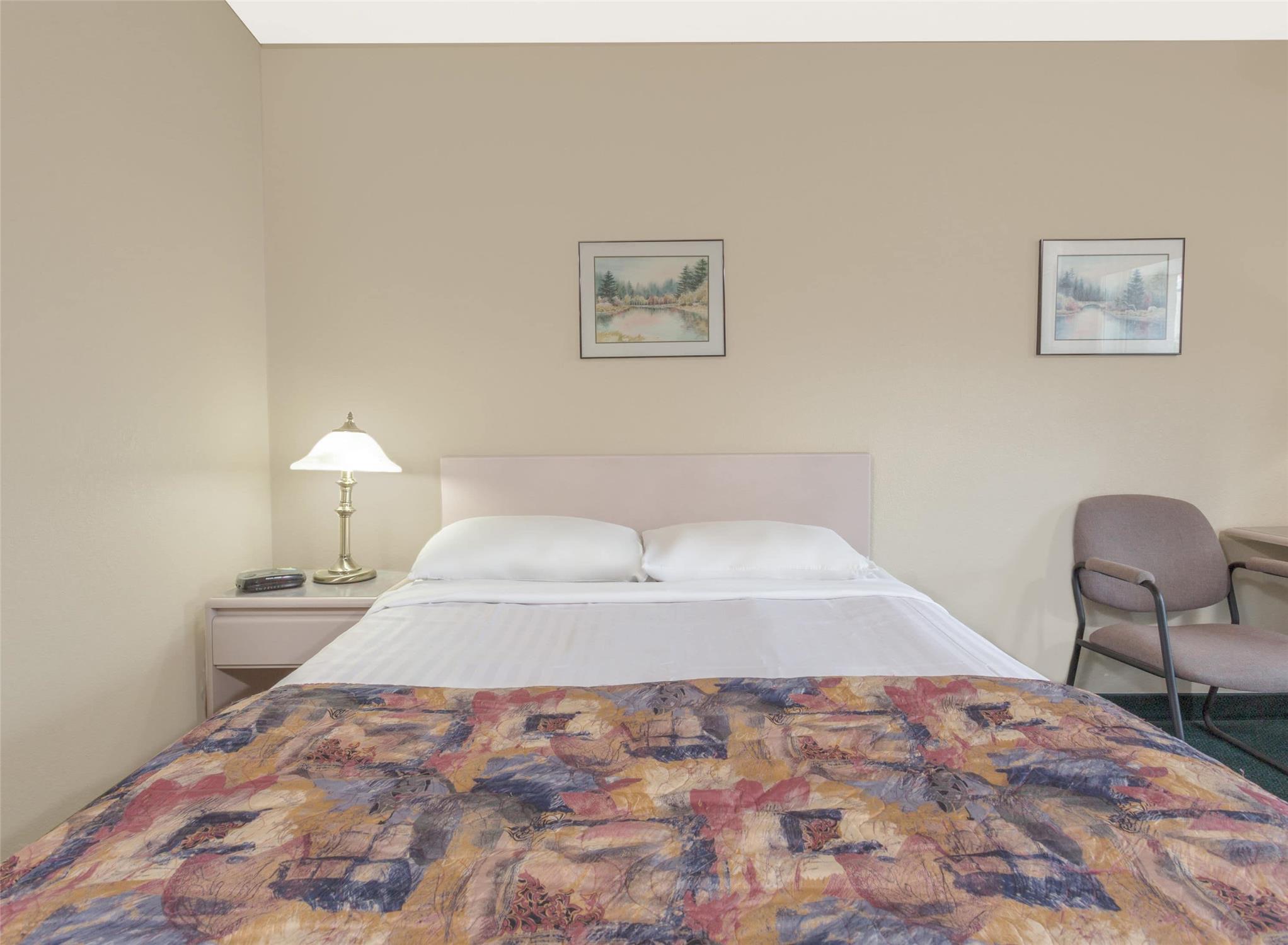 Super 8 by Wyndham Golden 16/20