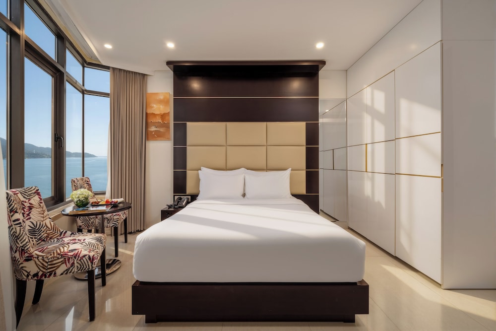 Senior, Double Bed, Partial Ocean View, Holiday Beach Hotel Danang 4/10
