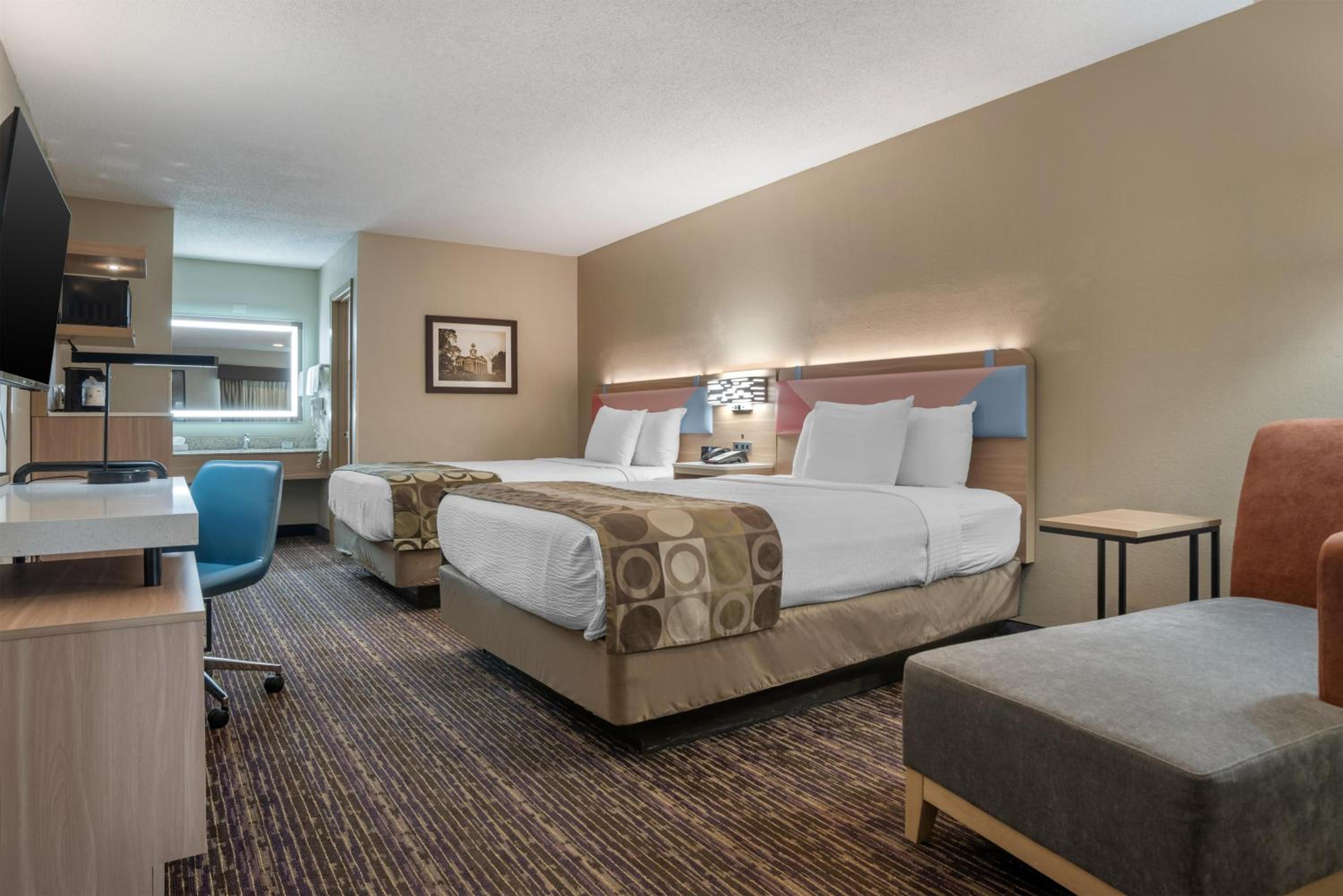 Room, 1 Double and 2 Queen Beds, Large، Best Western Vicksburg 6/9