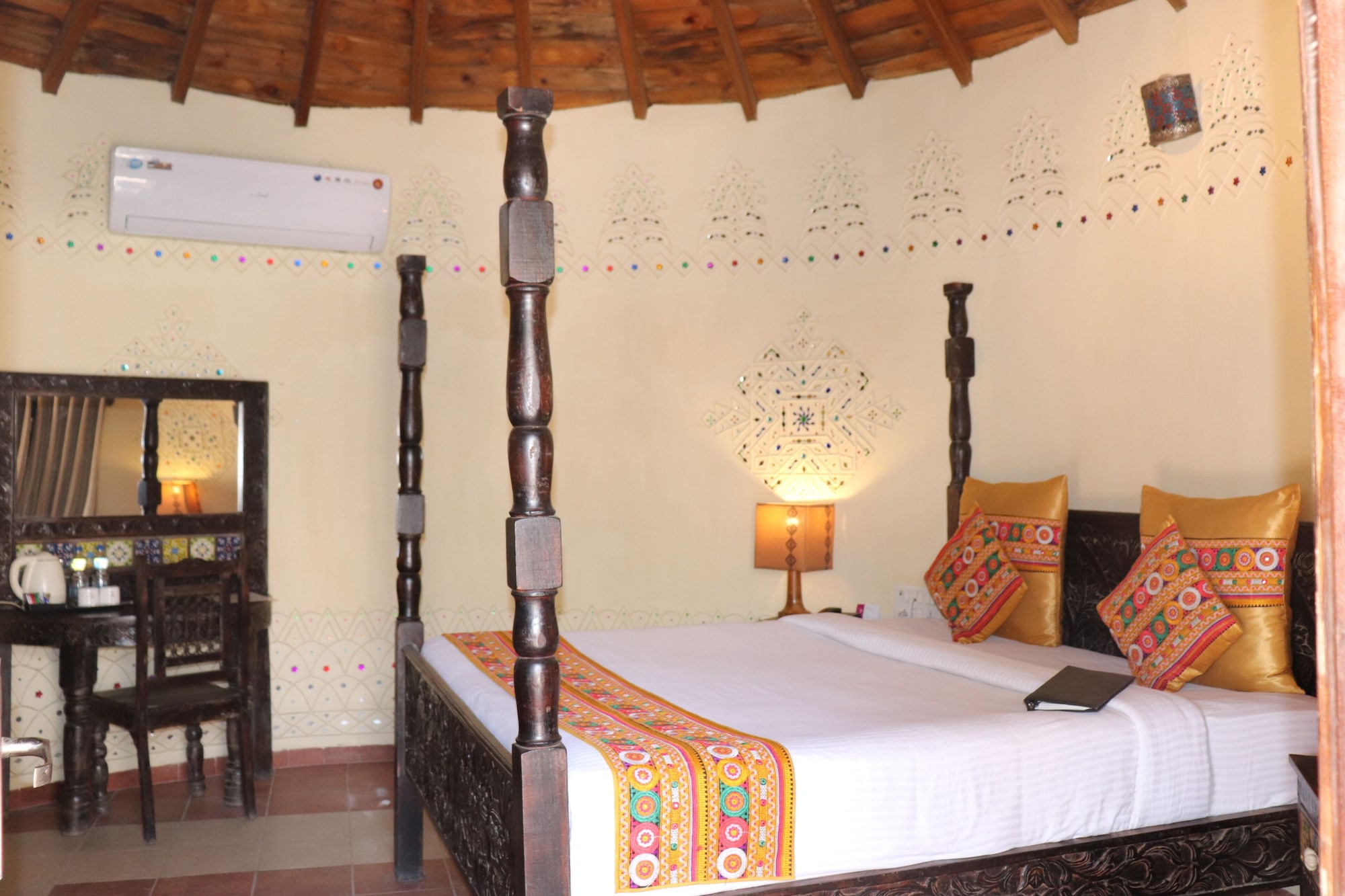 Heritage, Hut, King Bed
