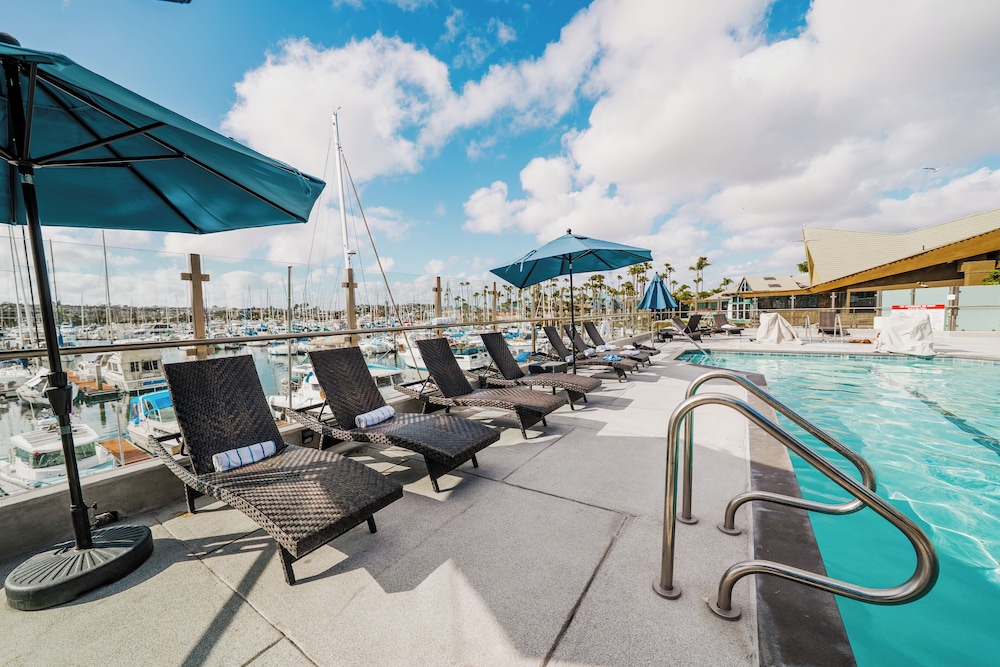 Bay Club Hotel & Marina 36/65