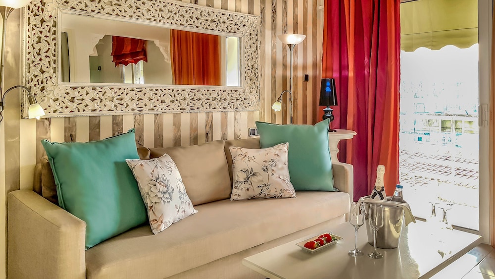 Panorama Suites And Spa 69/85