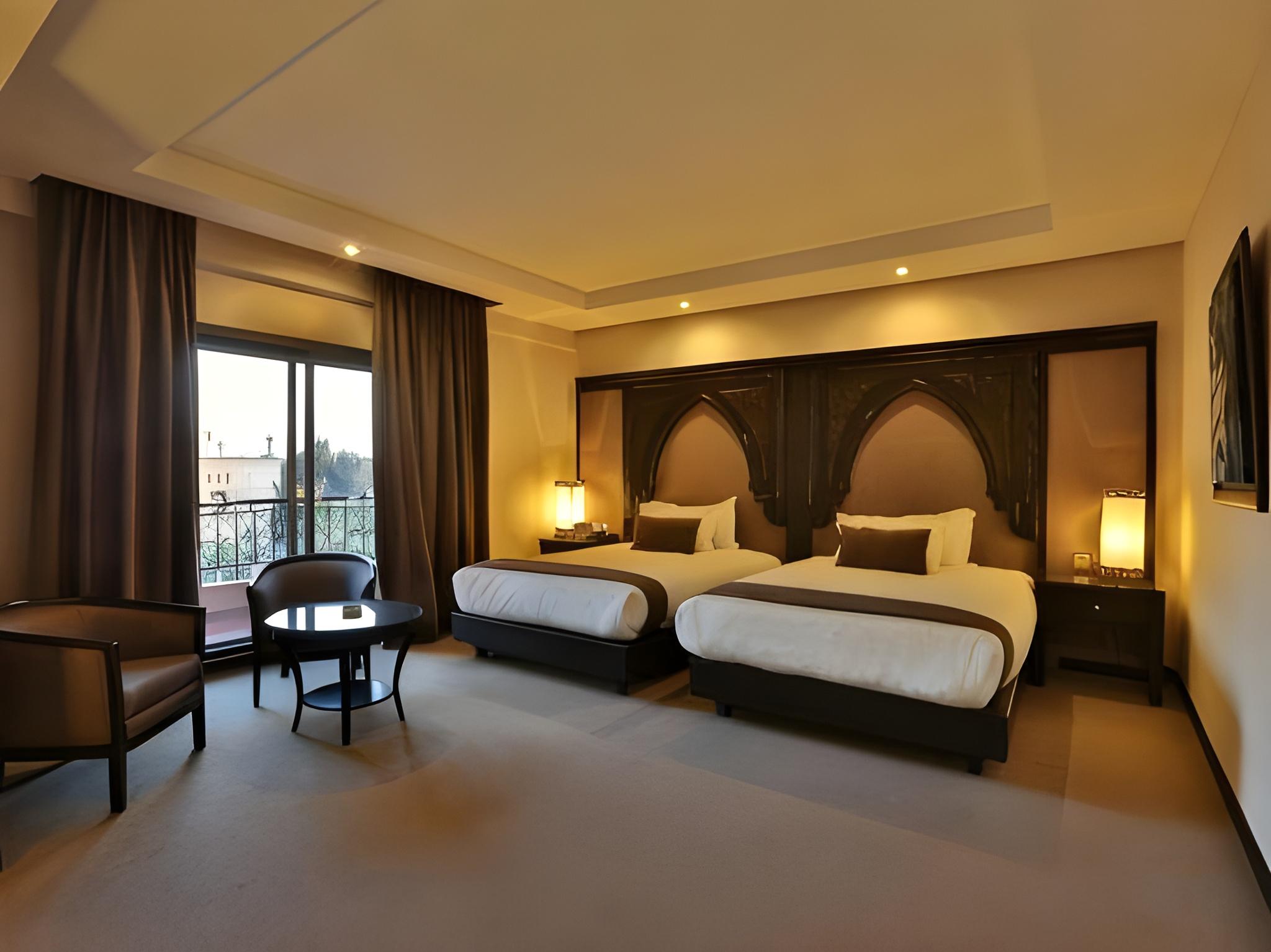Deluxe, 2 Double Beds, Station View