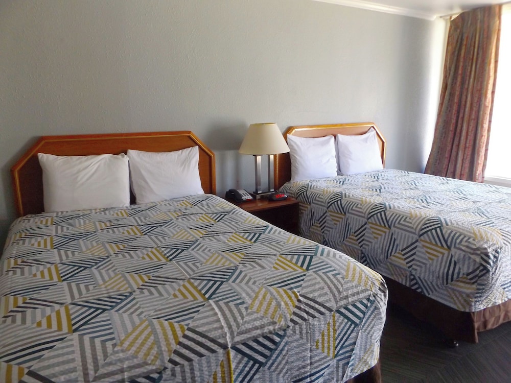 STANDARD, 2 QUEEN BEDS, KITCHEN