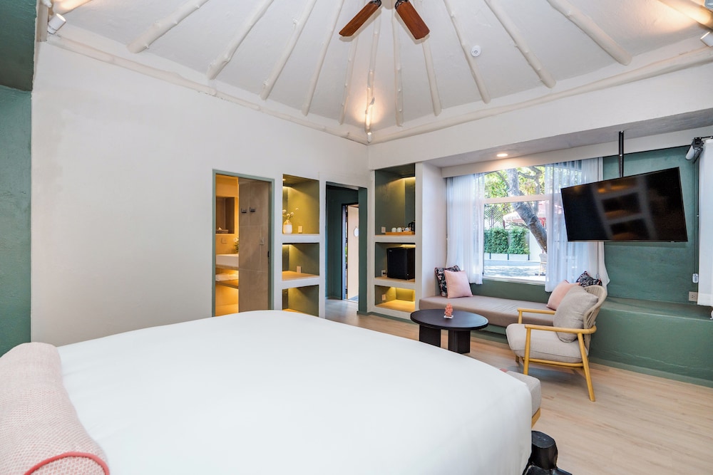 ROOM, PARTIAL SEA VIEW, POOL SIDE
