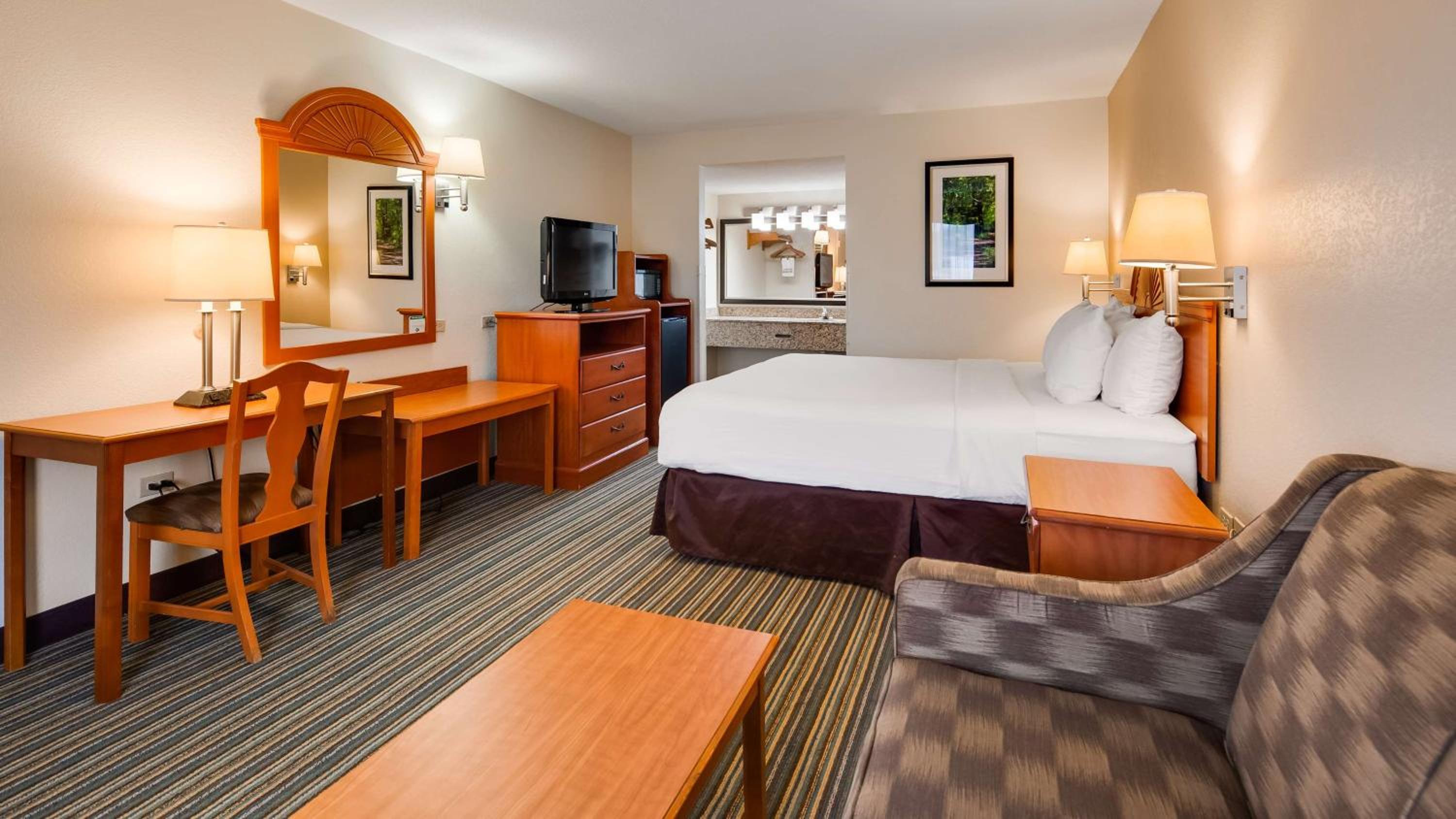 غرفة بسرير كينج يُسمح فيها بالحيوانات الأليفة، Best Western Of Murphy 6/8